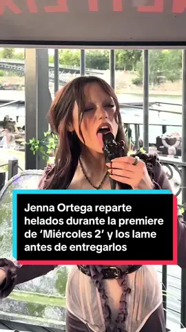 🖤 Jenna Ortega, actriz que encarna al popular personaje de 'Miércoles', ha acudido a la premiere de la segunda temporada de la serie homónima de Netflix. Durante el evento, ha servido conos de helado negros a sus fans con un toque especial propio de su personaje: primero los ha lamido.  Aunque el gesto pareció divertir a la mayoría de sus fans, también hubo quienes la criticaron aludiendo que se trataba de un acto 