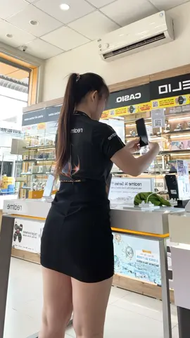 Chỉnh dùm cái váy 🥹