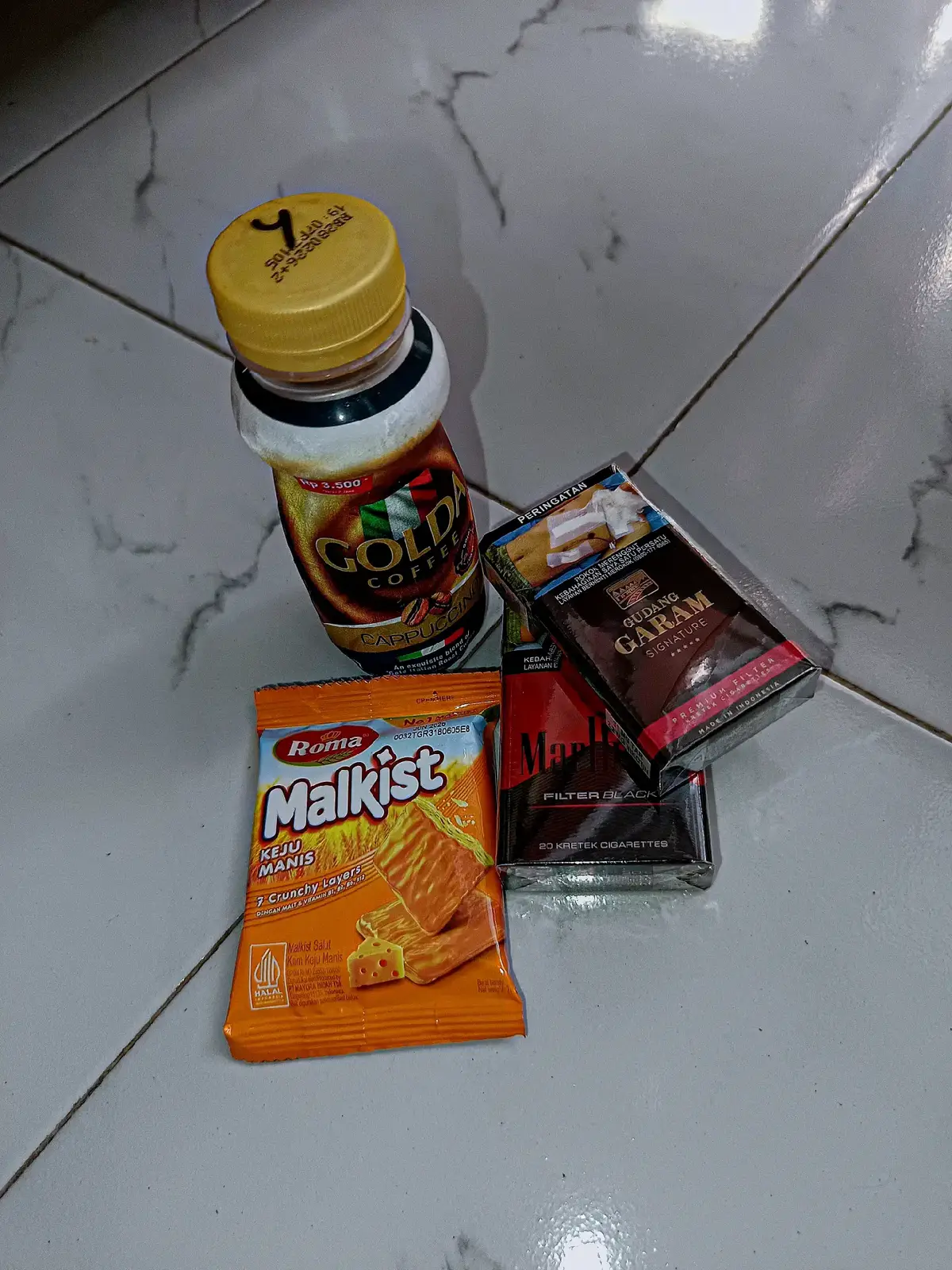 Berikut resep membuat martabak yang lezat: _Bahan Martabak_ Untuk kulit martabak: 1. 2 cangkir tepung terigu 2. 1/2 cangkir tepung tapioka 3. 1/2 sendok teh garam 4. 1/4 sendok teh baking powder 5. 1/4 sendok teh baking soda 6. 1 butir telur 7. 1 cangkir air 8. Minyak goreng untuk olesan Untuk isian martabak: 1. 250 gram daging sapi atau ayam cincang 2. 1/2 cangkir daun bawang iris 3. 1/2 cangkir bawang merah cincang 4. 2 siung bawang putih cincang 5. 1 sendok teh garam 6. 1/2 sendok teh merica 7. 1/4 sendok teh penyedap rasa (opsional) Bahan Tambahan 1. Telur ayam untuk olesan 2. Minyak goreng untuk menggoreng _Cara Membuat_ 1._Buat kulit martabak_: Campur tepung terigu, tepung tapioka, garam, baking powder, dan baking soda. Tambahkan telur dan air, aduk hingga rata. Istirahatkan adonan selama 30 menit. 2._Buat isian martabak_: Campur daging sapi atau ayam cincang, daun bawang, bawang merah, bawang putih, garam, merica, dan penyedap rasa. Aduk hingga rata. 3. _Pipihkan adonan kulit: Pipihkan adonan kulit martabak tipis-tipis. 4. _Tambahkan isian_: Letakkan isian martabak di tengah adonan kulit, lipat adonan menjadi bentuk segi empat atau segi tiga. 5._Goreng martabak_: Goreng martabak dalam minyak panas hingga berwarna keemasan. 6. _Sajikan_: Sajikan martabak hangat dengan saus atau kecap manis. _Tips_ 1. Pastikan adonan kulit martabak tidak terlalu tebal atau tipis. 2. Jangan menggoreng martabak terlalu lama, agar tidak terlalu berminyak. 3. Anda dapat menambahkan isian lain seperti keju atau sayuran. Selamat mencoba!