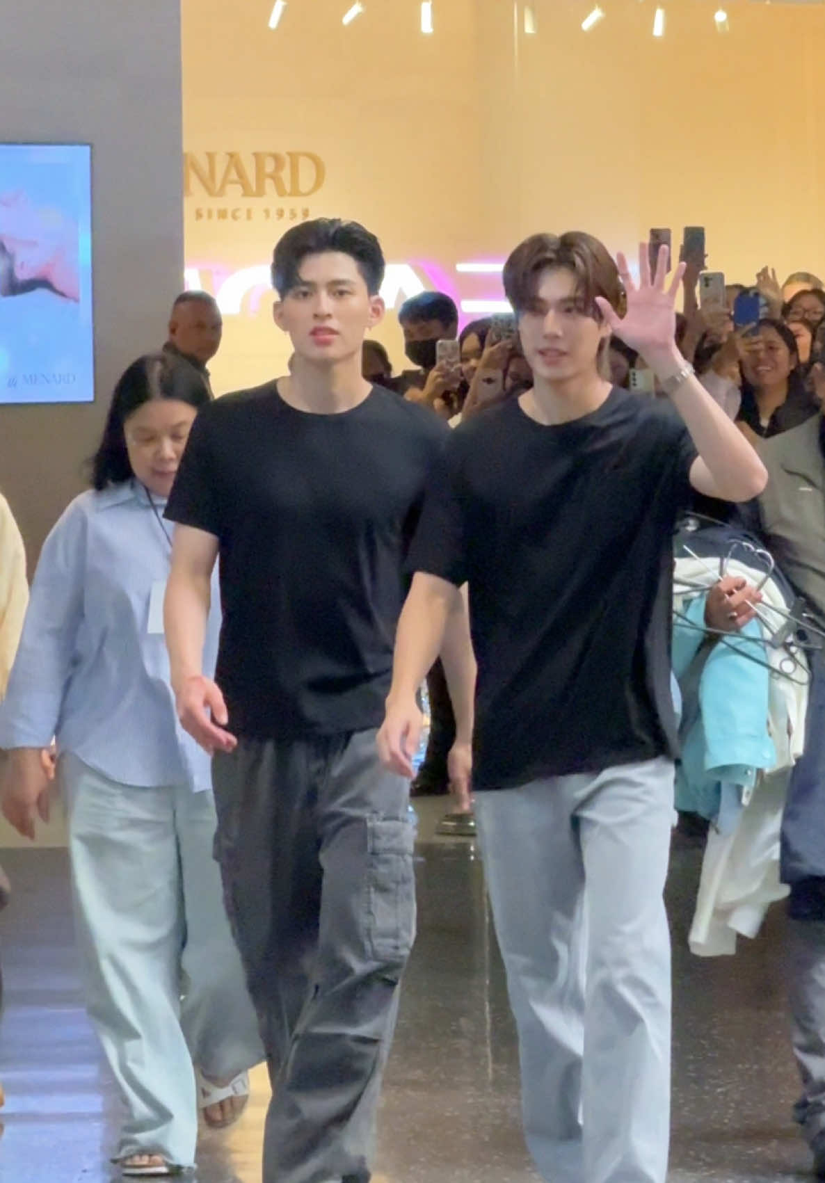 สุดหล่อใส่เสื้อคู่ ปอนด์ให้ภูวินเดินนำเสมอ ไม่ว่าจะไปไหนมาไหนก็ตาม #pondphuwin #ปอนด์ภูวินทร์ 