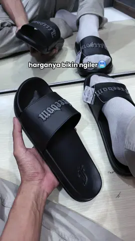 sandal slop pria kekinian #sandalsloppria #sandalkaret #sandalkekinian #sandalmurah 