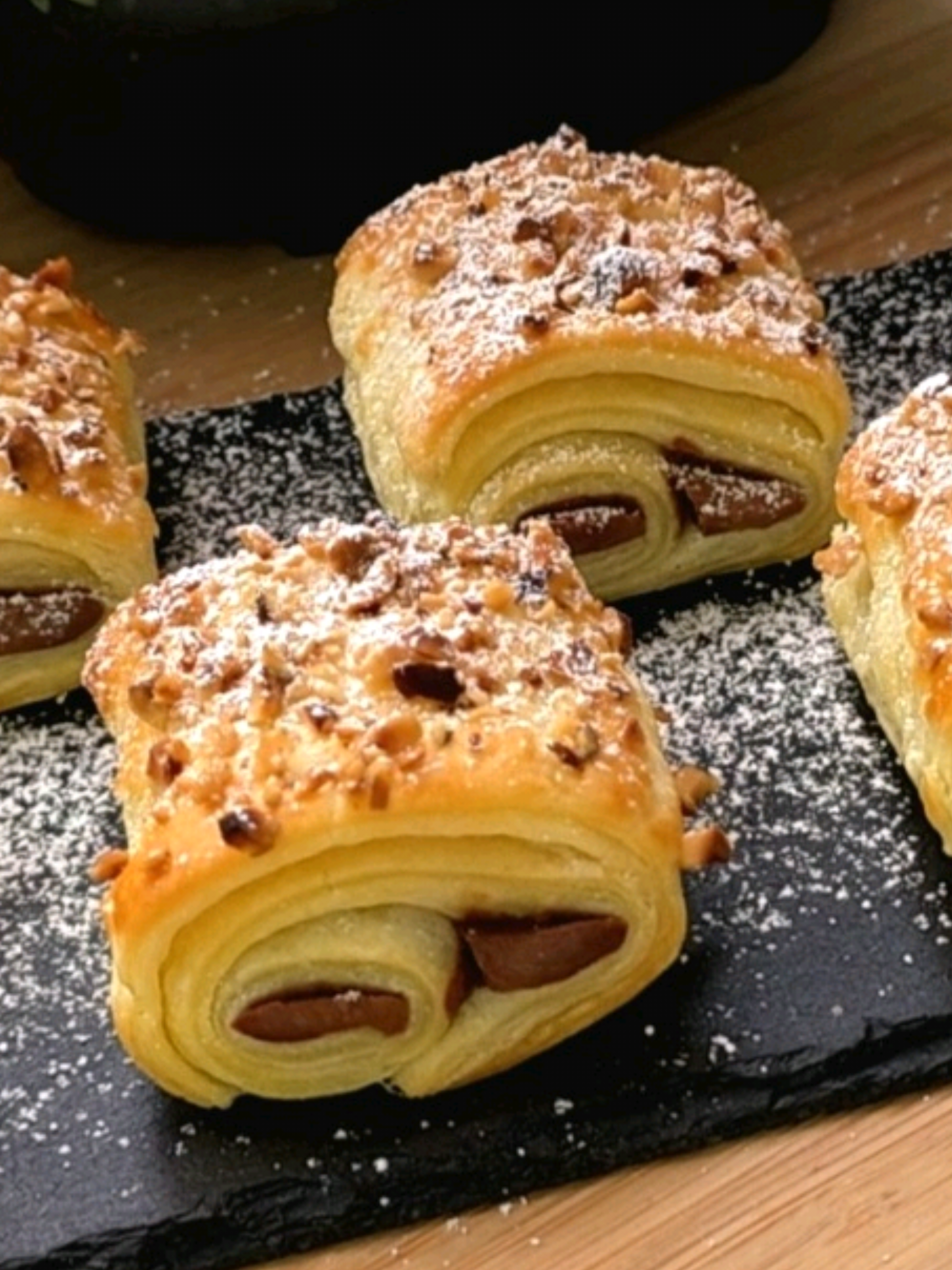 ⬇️ 🇩🇪 Rezept / 🇬🇧 recipe ⬇️ 🫔🍫 Schokoladentaschen 🍫🫔 Zutaten: • 1 Packung frischer Blätterteig (275 g) • 100 g Milchschokolade • 1 Ei • gehackte Haselnüsse • Puderzucker Im vorgeheizten Backofen bei 200°C 25 Minuten lang backen.  🫔🍫 Chocolate pockets 🍫🫔 Ingredients: • 1 sheet puff pastry (275 g) • 100 g milk chocolate • 1 egg • chopped hazelnuts • icing sugar Bake in a preheated oven at 200°C for about 25 minutes. #blätterteig #puffpastry #snack #dessert 