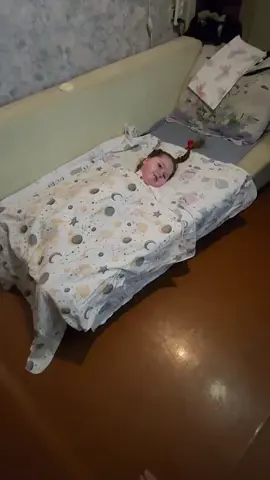 на папином месте и дышеться принцессе лучше 😌 а ответ старушкам-хкйтерушкам: дома жарковато,  на улице больше +30 💪👸🙂#евасма1 #папасаша 