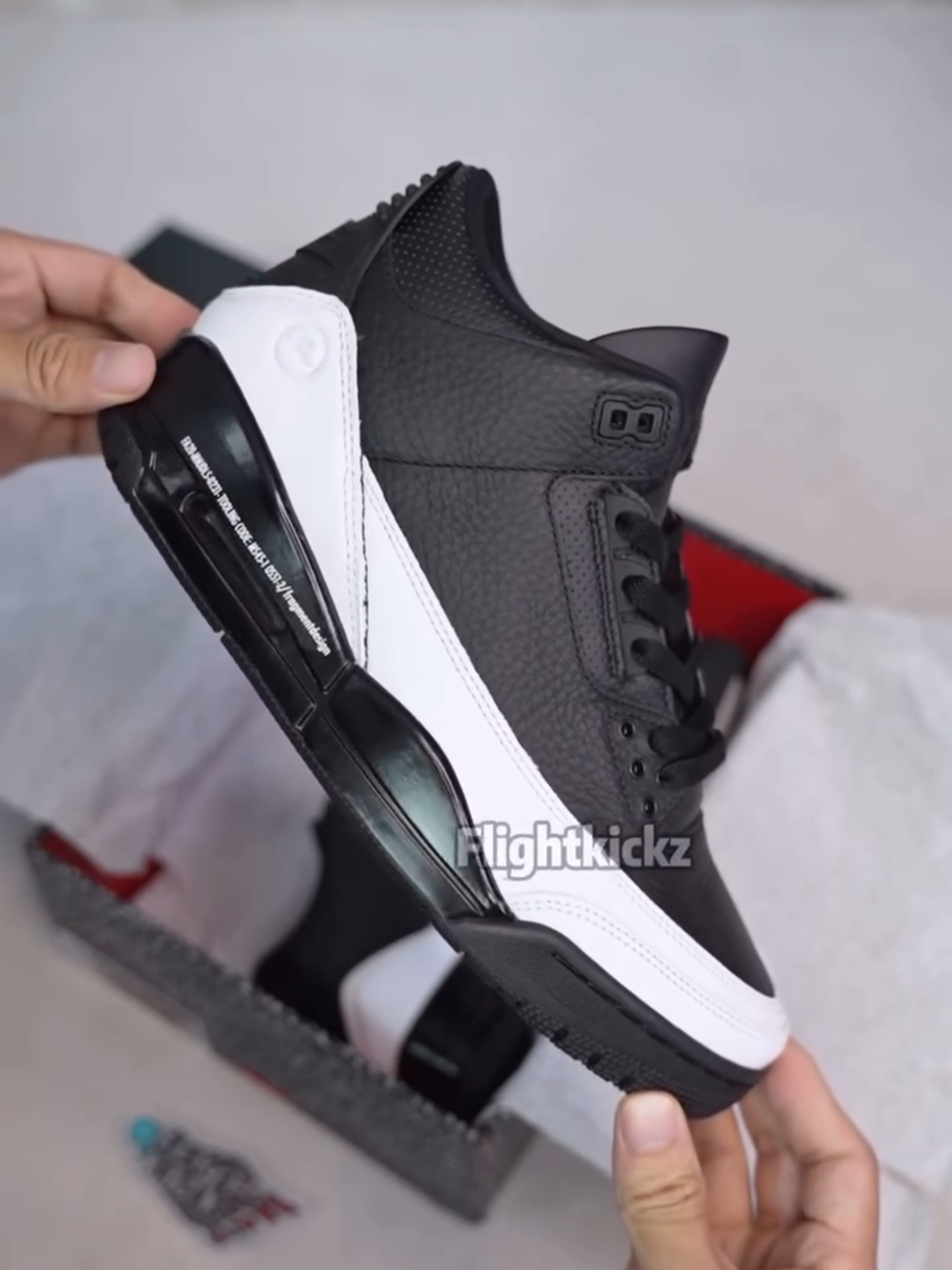 sneaker unboxing Fragment Design x Air Jordan 3 Sample: O tesouro de Hiroshi Fujiwara #jordansb #kickstagram #complexkicks #Jumpman #jordansdaily #Jordan #sneakerhead #whitecement #nikesb #rareair #cementgrey #rareair #aj3 #jordandepot #nikeairjordan #puremoney #jordanretro #nike #airjordan4 #jordan4sb #heatonfeetgang #sneakernews #cavestone #aj3 #rareair #friendfamilyy #kicksonfire #aj4