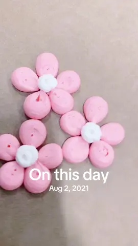 Ooo Fancy hand work. Easy peasy 5 petal flower #onthisday #fentysuperbrandday #blueyouaway #snowandwaffles #megansworld #ccaw #icing #fivepetal #pipingbuttercream #pipingflowers #slomo #fivepetalflowers 