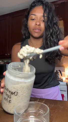 Did you know the way you make your oats can actually change how your body digests them? 🤔 🥣 Overnight oats are soaked, not cooked, which means they often digest slower and keep your blood sugar more stable. 🔥 Cooked oatmeal, on the other hand, breaks down starches faster, giving you quicker energy but sometimes a bigger crash. Same oats. Different prep. Totally different impact! What’s your go-to? Team cold & creamy or warm & cozy? 💛👇 #OvernightOats #CookedOatmeal #GutHealth #Foodie 