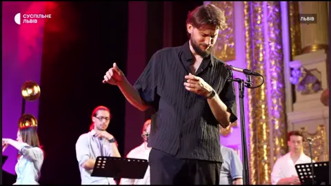 🎥Суспільне завітало на перший концерт хору «Гомін» у Львівській опері — і зазирнуло за лаштунки! Вадим Яценко показав свій кабінет і розповів про особливі речі, які там зберігає. Хористи поділилися, як готуються до виступів, приміряли нові костюми й зізналися, чи хвилюються перед виходом на сцену. Дивіться повний сюжет (20 хвилин) на YouTube-каналі Суспільного: https://youtu.be/NXxwDHloTgU?si=ZQNBB0ZdW9T8x5pp