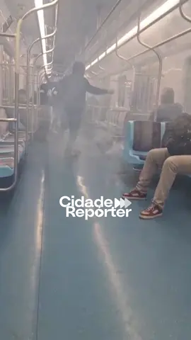 📱🔥 CELULAR PEGA FOGO DENTRO DO TREM! Passageiros levaram um grande susto na manhã deste sábado (2), na Linha 7-Rubi da CPTM. Um celular começou a soltar muita fumaça dentro de um dos vagões, próximo à estação Baltazar Fidélis, em Franco da Rocha. Apesar do susto e da fumaça intensa, ninguém ficou ferido.