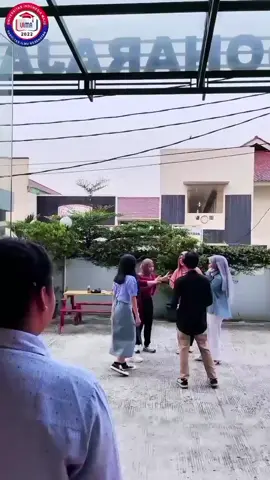 👟 Dilempar sepatu, eh malah rebutan masuk seminar! 🚪 “Lihat tuh, pada gak sabar ikut Seminar Gizi 2025…” 📍 Save the date: 9 Agustus 2025 Pendaftaran: Klik disini—>https://bit.ly/DaftarWebinarSGZ 📣 Jangan sampai ditinggalin pintu juga ya 😆 See youuu! 🎓✨ #GiziUntukSemua  #fyp #fypシ゚viral #GiziCerdas #mahasiswaindonesia #fyppppppppppppppppppppppp #seminar 