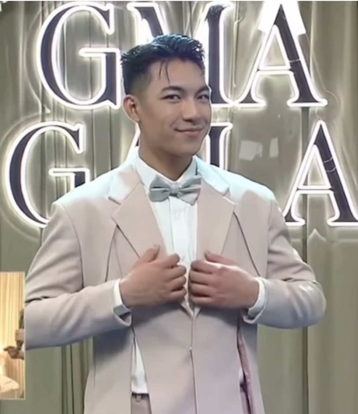 Darren Espanto arrived at GMA GALA 2025 serving elegance and charm! Together with It’s Showtime co-hosts Jhong hilario and Anne Curtis 🫶💚 Wearing Francis Libiran creation!  @Darren Espanto  #darrenespanto #gmagala2025 #francislibiran 