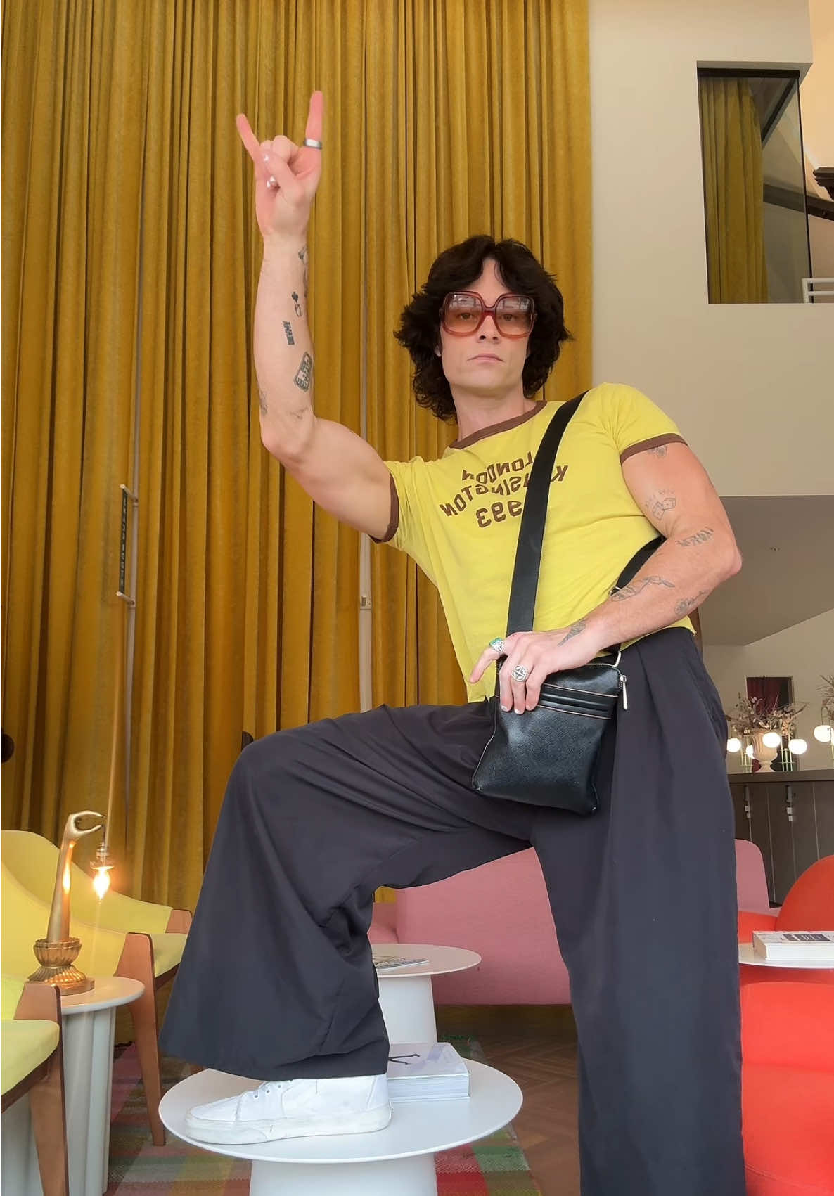 Omw to tour rehearsals for check🥇 Loved staying at The Russell in Nash. #70s #fitcheck #70sfashion #OnTour #newmusic #glamrock 