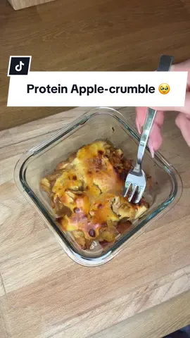 🍏 Protein Apple Crumble aus dem Airfryer Super saftig, crunchy Streusel und vollgepackt mit Eiweiß – perfekt für den süßen Abendcrave! 📊 Nährwerte (gesamt): 🧁 432 kcal 🥣 54,5 g KH | 💪 41,8 g Eiweiß | 🧈 3,5 g Fett ⸻ 🛒 Zutaten: 	•	1 Apfel (130 g) 	•	10 g Vanille-Puddingpulver 	•	100 ml Proteinmilch 	•	2 g Zimt 	•	30 g Erythrit 	•	60 g Magerquark 	•	30 g Whey Protein (Vanille oder neutral) 	•	35 g Dinkelmehl        •     1 scoop Chunky Flavour ⸻ 🥣 Zubereitung: 	1.	Streusel-Teig vorbereiten: Dinkelmehl, Whey, Erythrit, Quark vermengen – ergibt die Streuselmasse. 	2.	Apfel vorbereiten: Apfel in kleine Stücke schneiden, mit Zimt in einem Topf leicht anbraten (ohne Öl). 	3.	Pudding anrühren: Puddingpulver mit Proteinmilch glatt rühren, zum Apfel geben, vorsichtig einkochen lassen. Dabei ständig rühren – nicht anbrennen lassen! 	4.	Schichten & backen: Apfelmasse in eine ofenfeste kleine Form füllen, Streuselteig darüber verteilen. 	5.	Ab in den Airfryer: Bei 180 °C ca. 10–12 Minuten backen, bis die Streusel goldbraun sind.
