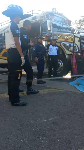 Un fuerte accidente ocurrió en el kilómetro 45.5 carretra al Salvador donde bomberos voluntarios de Barberena Santa Rosa le prestaron los primeros auxilios a dos personas trasladándolas a un centro asistencial mientras en el lugar quedó un hombre sin signos vitales por lo que dieron avisó a las autoridades correspondientes. 
