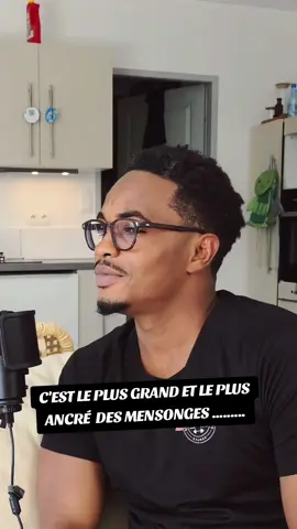 Le plus grand des mensonges est de faire croire que la force est le privilège des riches. La vérité est que la véritable puissance réside dans les mains de ceux que l'on qualifie de pauvres. Ce sont eux qui travaillent la terre, qui construisent les villes, qui font tourner les usines. Ce sont eux qui, par leur labeur quotidien, nourrissent, logent et enrichissent ceux qui se pensent supérieurs. La force n'est pas dans l'argent qu'on possède, mais dans le travail que l'on produit. #mindsetmotivation 