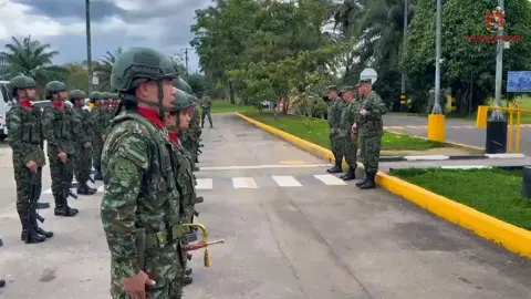 Con honores militares, la Sexta División, en Larandia, #Caquetá , recibió al señor Mayor General Juan Diego Sepúlveda, Jefe de Estado Mayor Generador de Fuerza del @COL_EJERCITO. El alto oficial las felicitó, por su trabajo en esta parte del país. #PatriaHonorLealtad 