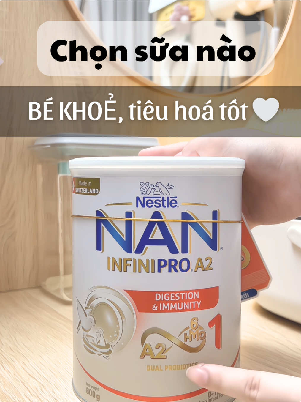 “Chị hỏi: Bé em uống sữa gì mà khỏe vậy? Mình chỉ trả lời : NAN A2 Thuỵ Sĩ đó chị ơi!”⭐️ Mình dùng cho bé từ lúc mới sinh tới nay 10 tháng, hệ tiêu hoá bé ổn áp, bú ngoan, không táo, ngủ ngon.❤️ Chưa từng đổi sữa. Vì con hợp, là đủ. Nhiều mẹ cứ tưởng sữa nhập mắc lắm – mà thật ra giá rất ổn, dễ mua.✨ Mẹ nào đang loay hoay tìm sữa cho bé, thử đạm A2 xem – biết đâu hợp như bé nhà mình! 👉 Follow mình để xem thêm hành trình nuôi con không stress 🫶 #lameemshioi #nana2 #tresosinh#tresA2  #reviewchinhchu #mebimreview #nestle#nesachobe #fyp #xuhuong  
