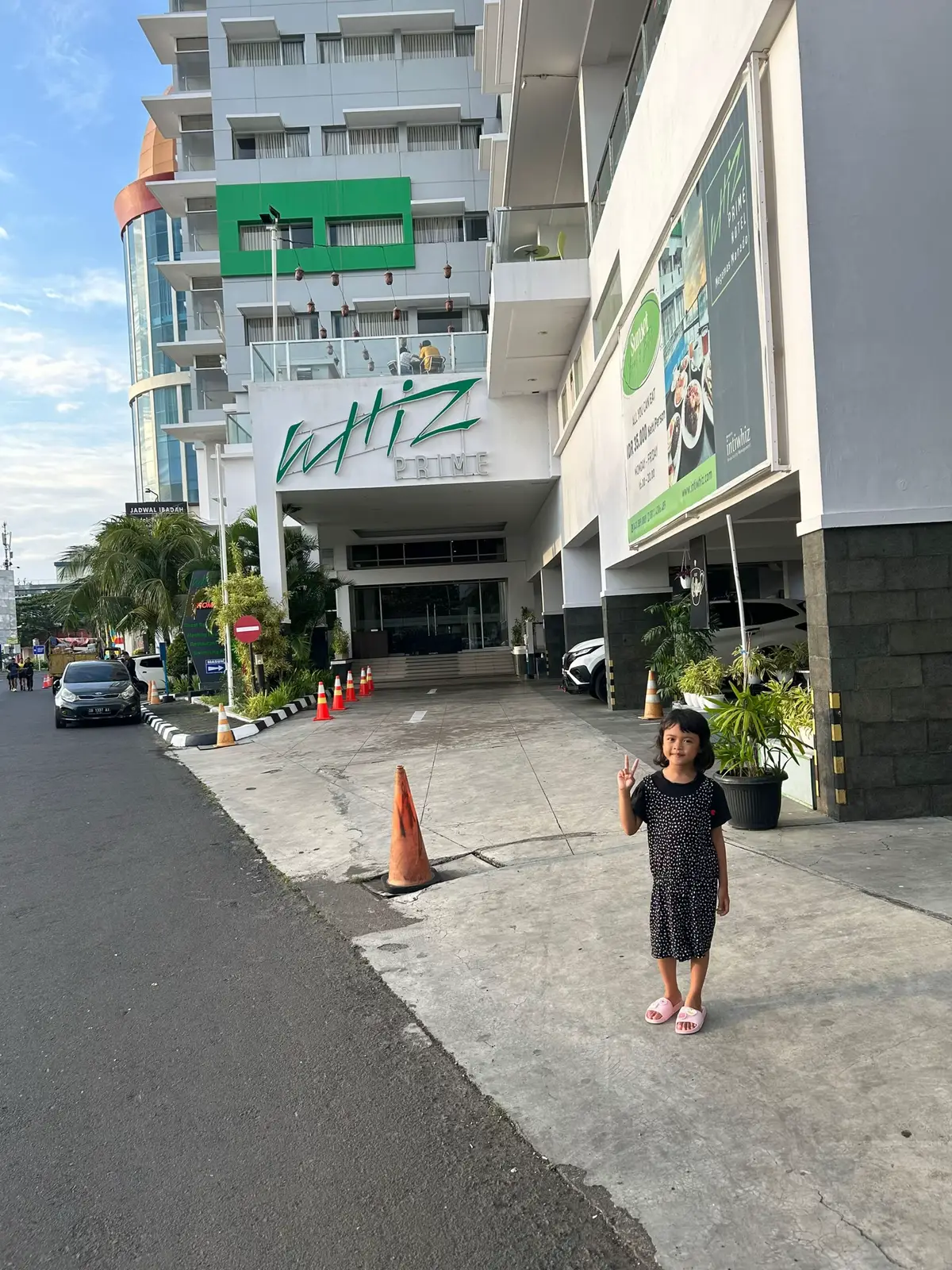 Nyaman 9/10 View       10/10 Pelayanan 9.5/10 Price 10/10 ( very affordable) #hotel #hotelmanado #whizprimemanado💚 