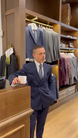 Hoy hemos recibido a un cliente que ha cruzado la puerta con curiosidad y estilo. En cuanto ha entrado, ha sentido la esencia de Lolo Navarro: tradición, elegancia y atención al detalle. 👔 Cada visita es el comienzo de una historia hecha a medida, y estamos encantados de formar parte de la suya. ✂️✨ #lolonavarro #historia #elegancia #detallesquecuentan #sastrería #sastreriamasculina #modahombre #camisas #estilo #trajes #sevilla