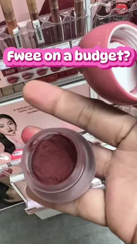 To all tipid girlies like me, don't walk... run🏃‍♀️😍 So many lippies to choose but this one caught my 👀 big time💋 Pabudol na rin mga sis😛 #creatorsearchinsights #kkv #kkvhaul #kkvmakeup #luckychinatownmall #beauty #BeautyTok #fyp #lipstick