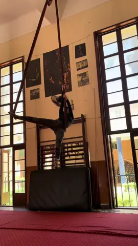 #fyp #fypシ゚viral #viral #vedio #viraltiktok #circus #explore #hammock #aerialist #aerial 