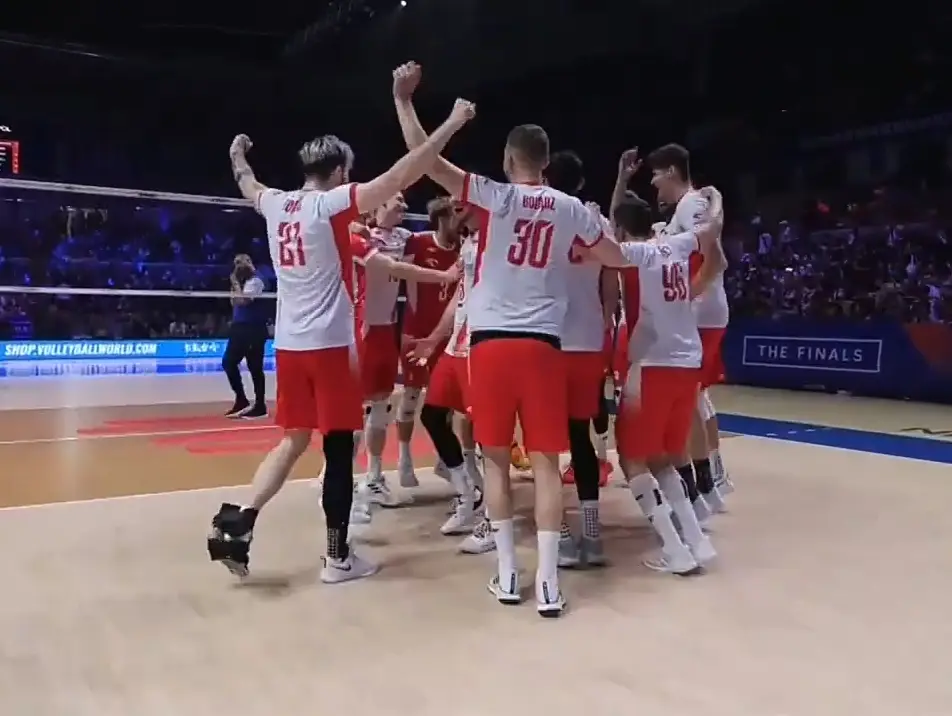 sasak gokil abisss! leon attacknya masih banyak error tp pas serve bahaya bgt 😆 awal set 2 sempet deg degan karna fornal landingnya gak bener tp ternyata masih bisa main lagi buset ini orang kek preman. Brazil kenapa kok bisa langsung 3-0? itu flavio yg biasanya rambut klimis hari ini awur awuran 😭😭 #tomekfornal #polandvolleyball #brazilvolleyball #volleyballplayer #volleyball #fyp 