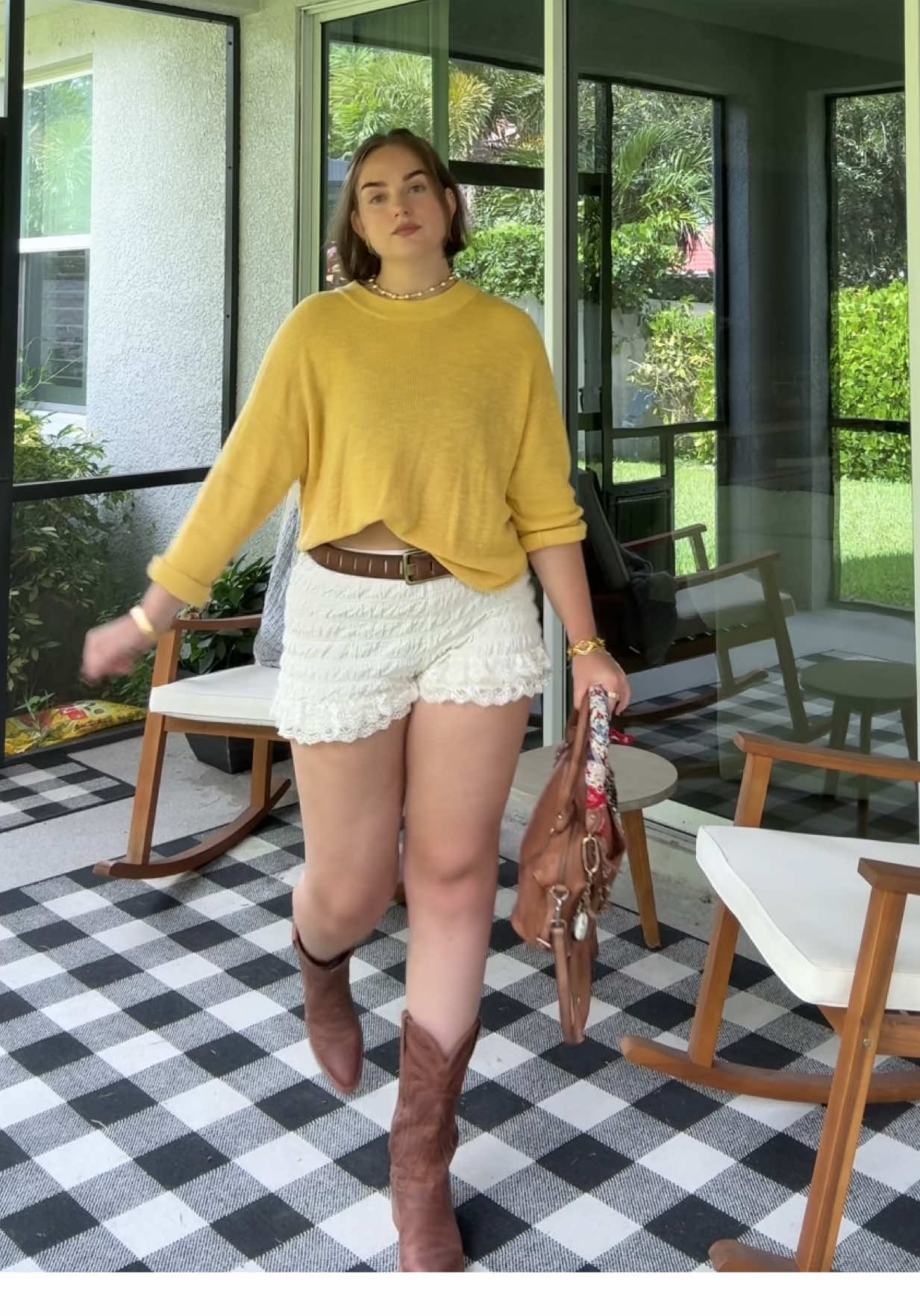 obsessed with the baby Emerson tote and the in bloom shorties, I think I need more colors @Free People  #bob #bobgirlsummer #haircut #OOTD #lipcombo #freepeople 