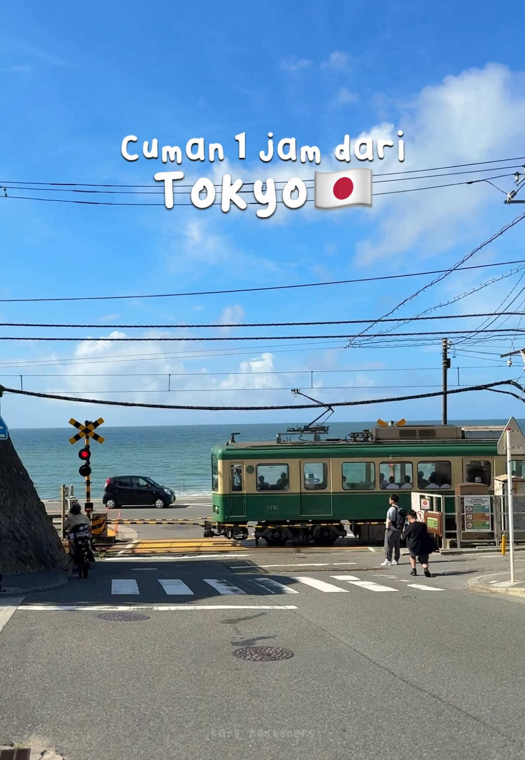 GAK JAUH DARI TOKYO WOIII🇯🇵‼️ Ternyata spot kereta pinggir pantai yang sering kita liat di sosmed, dari Tokyo hanya 1 jam-an aja wehh.. RUGI SIH KALO GAK KE SINI😭🚃🌊 ASLII RUTENYA JUGA GAMPANG✅ Dari Stasiun Shinjuku, kita naik kereta ke Fujisawa Station.. Di Fujisawa Station lanjut kereta Enoden Line, kereta ijo iconic khusus explore Kamakura🚃.  BELI FREE PASS ENODEN LINE YGY BIAR HEMAT👍.. Jadi nanti seharian naik turun kereta sepuasnya di Kamakura😍. Aku belinya langsung di Stasiun Fujisawa (Odakyu Lines vending machine harganya ¥800)😉 Ini day trip TER-BESTTT DAN TER-SUGOIIIII sih selama di Tokyo, kalo ke Jepang lagi fix bakal balik ke sini karena kemaren belom puas/cuman setengah hari🤣 Kalo nanti kalian ke Kamakura cobain deh datengin spot spot ini👇 📍Kamakurakoko-Mae Station (Spot kereta pinggir pantai), Kuil Hasedera (bisa liat view Kamakura dari atas bukit), Kotoku-in (Patung Buddha), Komachi Street (Surganya kulineran), Kuil Tsurugaoka Hachimangu, Goryo Shrine, Hokokuji Bamboo Forest, Resto Yoridokoro dan Enoshima Island💯. Kalo bisa tripnya dari pagi ya gaes biar masih sepi dan puas explorenya🤣.. GASS SAVE POSTINGAN INI BIAR GAK LUPA YGY👌 #kang_konteners #tokyo #japan #jepang #japantrip #daytrip #kamakura #kanagawa #kamakurajapan #traveling #slamdunk 