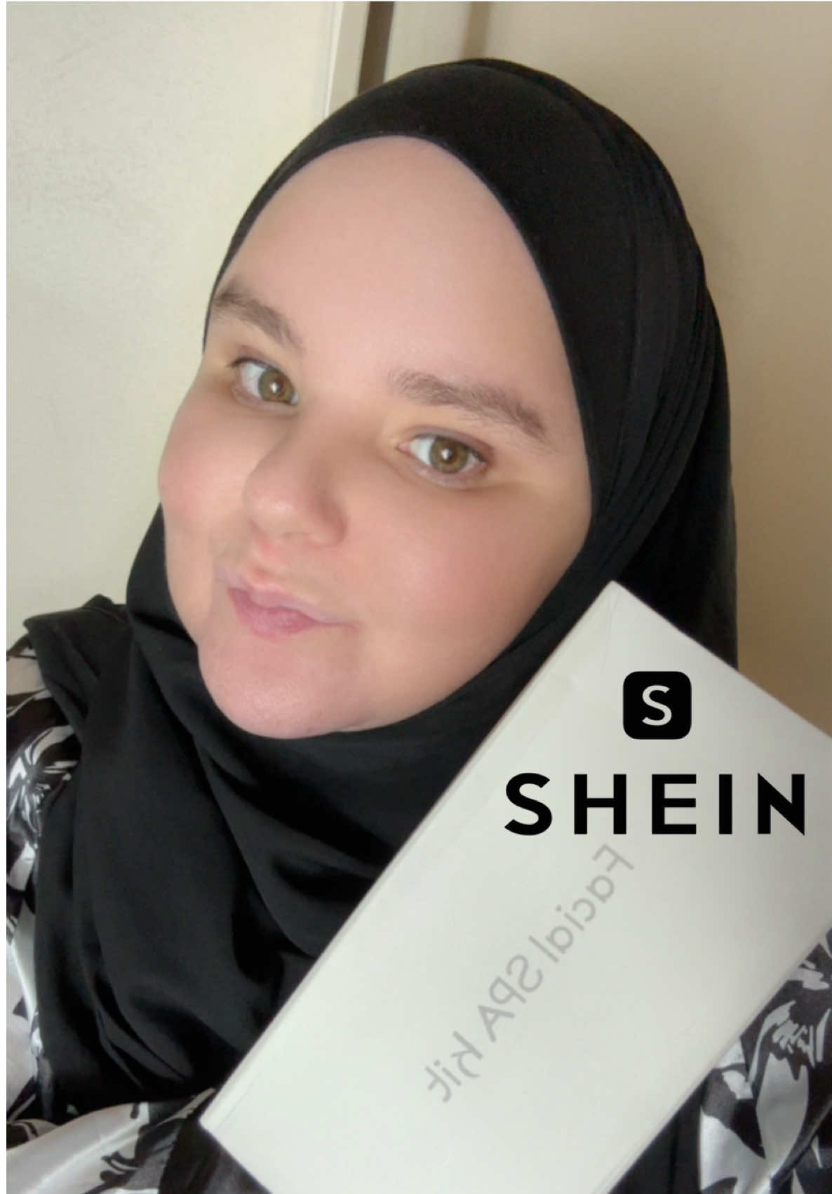🔎Utilisez le code : 3D36E pour shopper toute ma sélection de pépites trendy 🔥 @SHEIN   @SHEIN France  Prendre soin de soi n’a jamais été aussi stylé ✨ Aujourd’hui, je vous partage mes dernières trouvailles beauté sur SHEIN — des outils ultra pratiques, performants et parfaits pour une routine skincare & coiffure à la maison 💆‍♀️💇‍♀️ 💧 Nettoyage & éclat avec JIASHANGMEI La brosse de nettoyage facial électrique 4 en 1 est devenue un indispensable : silicone doux, 4 têtes interchangeables, étanche IPX7, elle nettoie en profondeur, exfolie et masse. Convient aussi bien aux femmes qu’aux hommes. 🆔 38554720 🔗 https://shein.top/dchm7ug 💁‍♀️ Coiffage facile avec ATOPSKINS-HairStyler Une brosse chauffante ronde (1,5 pouce), parfaite pour créer du volume, des boucles souples ou un brushing impeccable. Dotée de la technologie aux ions négatifs et de deux réglages de température, elle allie style et soin. 🆔 43409974 🔗 https://shein.top/8xq0xe1 🌟 Détente et fermeté avec Glow Gadgets Cet outil de massage électrique visage & cou propose 5 modes et 12 niveaux d’intensité. Idéal pour lisser les traits, tonifier la peau et se détendre après une longue journée. À glisser dans sa valise ou à garder sur sa coiffeuse. 🆔 55172480 🔗 https://shein.top/hcddh1g Ces produits combinent efficacité, design et prix doux 💕 Profitez-en avec le code : 3D36E ! #SHEINsaveinstyle #sheinbeautyfinds #publicité #SHEINforAll #collaborationcommerciale