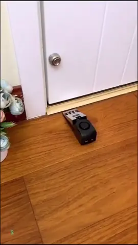 🚨 Alarme de Porta Sem Fio - Sua Segurança em Primeiro Lugar! 🚨 Cansado de se preocupar com a segurança da sua casa? Conheça o Alarme de Porta tipo Cunha! Este dispositivo compacto e sem fio é a solução perfeita para proteger seu lar. Basta encaixá-lo atrás da porta e, ao menor sinal de abertura, ele dispara um som de alarme alto e intimidador. Ideal para quem mora sozinho, tem crianças em casa ou viaja com frequência. É fácil de usar, não precisa de ferramentas ou instalações complicadas. Garanta já a sua proteção com este achadinho do TikTok Shop! Não perca tempo! Clique agora no carrinho laranja aqui embaixo do vídeo e garanta o seu antes que acabe. Estoque limitado! Os melhores achadinhos estão aqui no canal Nexus.  #AlarmeDePorta #Seguranca #Protecao #TikTokShop #CasaSegura
