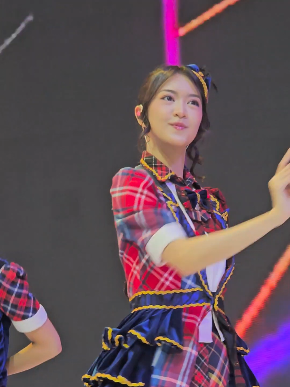 FANCAM GREESEL - Only today @Greesella Adhalia 🤗 #giias2025 #daihatsusahabatku #GreeThings #greeseljkt48 #jkt48 #fyp #greesellaadhalia #fancamgreesel 