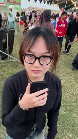 Bagi-bagi tempelan laptop buat warga skena di Rame Rasa🏃🏻‍♀️‍➡️ Besok kita bagi-bagi tiket gigs🤘🏻 #terjadivisual #festformusic #ramerasa #malang #eventmalang #gigsmalang #gigs #skenaoutfit #moshing #grrrlgang 