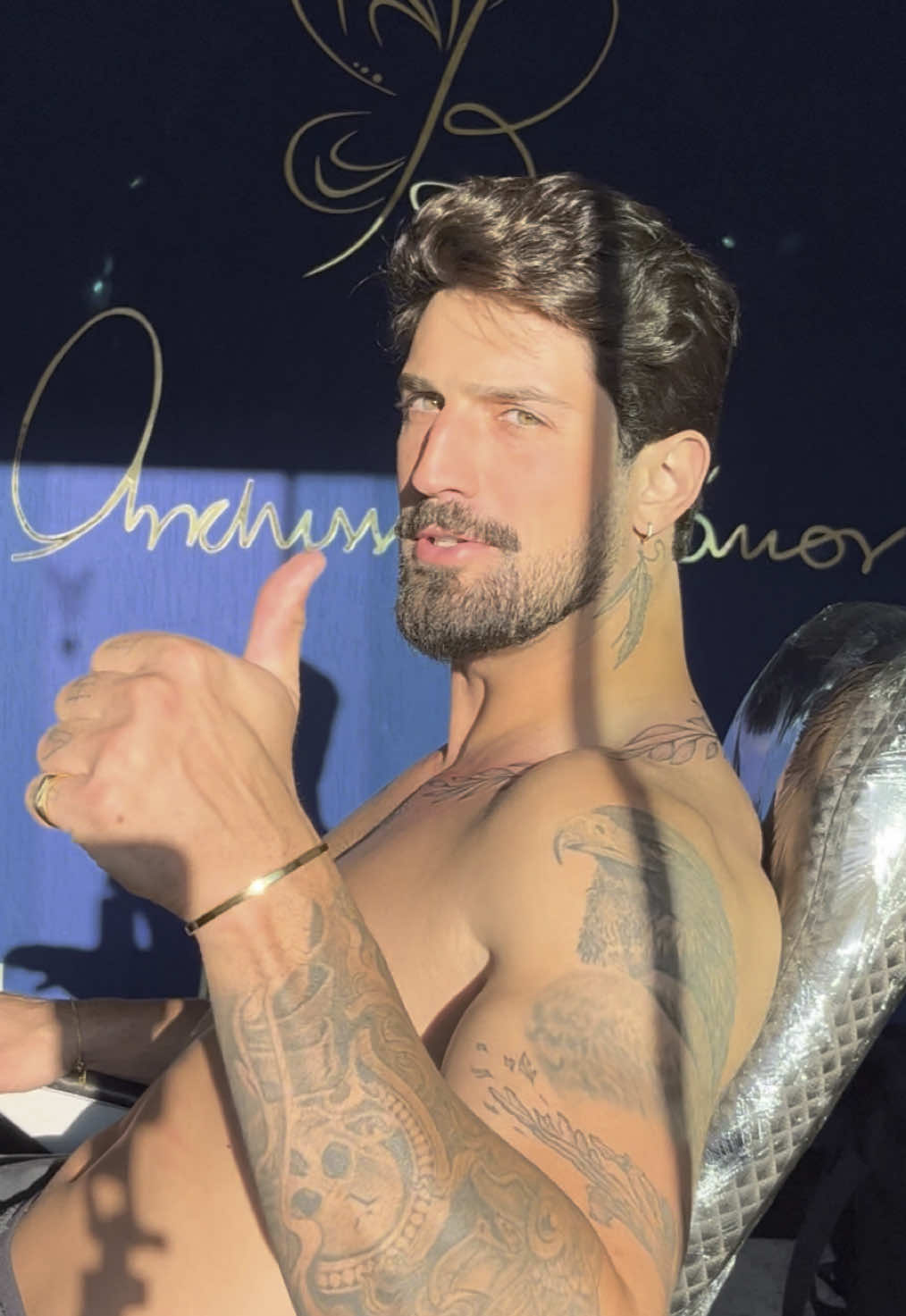 Tatuei essa Coroa de Louro com a @andressa.lira18 que nunca erra no rabisco e é claro que foi no melhor espaço @Andressabarroscompany  E ai, curtiram a Tattoo? 