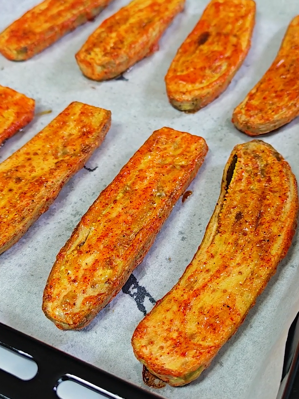 Самый вкусный рецепт из баклажанов! Рецепт: Баклажан - 1,2 кг Майонез - 120 гр Кориандр - 0,5 ч.л Соль - 0,5 ч.л Чёрный перец - 0,5 ч.л Паприка - 1 ч.л Отправляем в духовку 200°С 25 - 30 мин  Растительное масло - 3 ст.л Сок лимона - 1 ч.л 3 зубчика чеснока  Зелень  Recipe: Eggplant - 1.2 kg Mayonnaise - 120 g Coriander - 0.5 tsp Salt - 0.5 tsp Black pepper - 0.5 tsp Paprika - 1 tsp Send to the oven at 200°C for 25 - 30 min Vegetable oil - 3 tbsp Lemon juice - 1 tsp 3 cloves of garlic Greens #рекомендации  #рецептынакаждыйдень #еда  #рецепт #рецепты #простойрецепт  #быстрыйрецепт #баклажан  #баклажаны #баклажанырецепт #жареныебаклажаны #овощи  #баклажанчики 