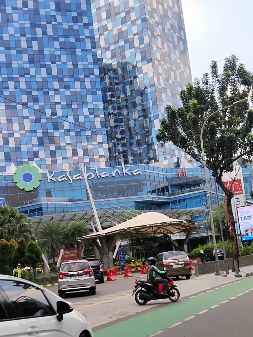 Simple nya gini • • Situasi akan mengajarkan arti hidup yang nyata.  kalian punya cerita apa di kota kasablanca? komen dong #kokas #jakartaselatan #story  #motoran #jalanjalan 