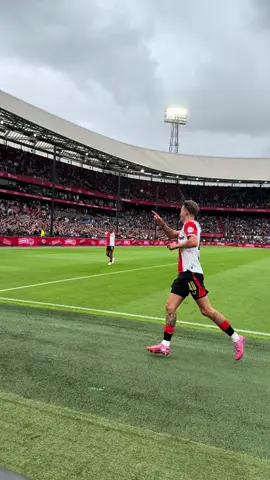 𝗟𝗨𝗖𝗜𝗔𝗡𝗢 𝗩𝗔𝗟𝗘𝗡𝗧𝗘: 𝟯-𝟬 First minutes in De Kuip, first goal!