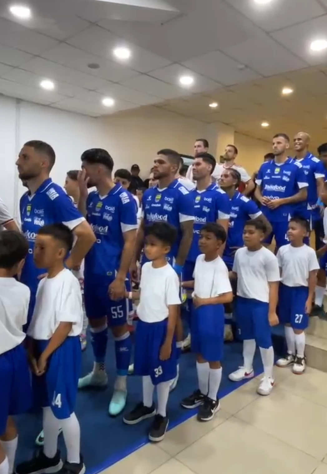 Razqa being player escort PERSIB BANDUNG vs WESTERN SYDNEY. @PERSIB #berguinho #persib #playerescort #playerescortkids #fyp #persibvssydney #launchingpersib #launchingtimpersib #jerseypersib 