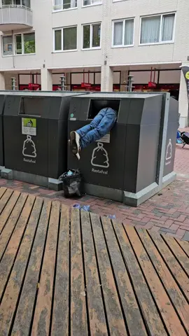 see how this man is making his money by picking bottles #fyp #statiegeld 