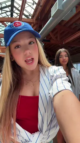 WEENIEEE❤️💙 @idolsandicons.co #fyp #cubs #cubsgame #baseball #baseballgame #chicago #baseballfitinspo #outfitcheck @hope #fitcheck 