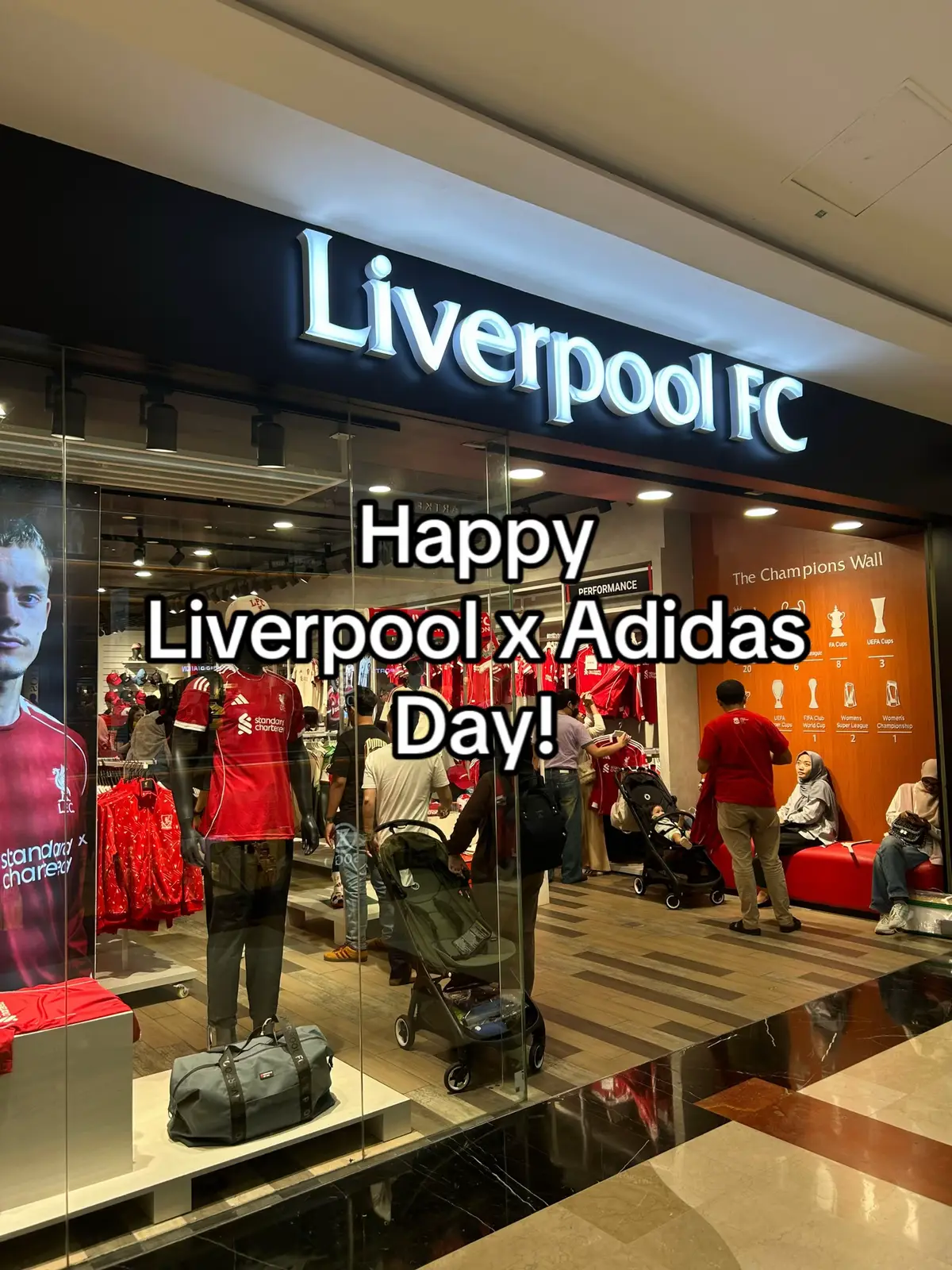 gak bisa nih begini keren2 semua tapi cuma mampu beli satu😮‍💨 ibu jari untukmu @Liverpool FC Retail Indonesia ayo luasin lagi dong tokonya biar bisa meet n greet satu squad ciakakak #liverpool #liverpoolfc #adidas #adidasfootball #jersey #liverpoolfan #ynwa 