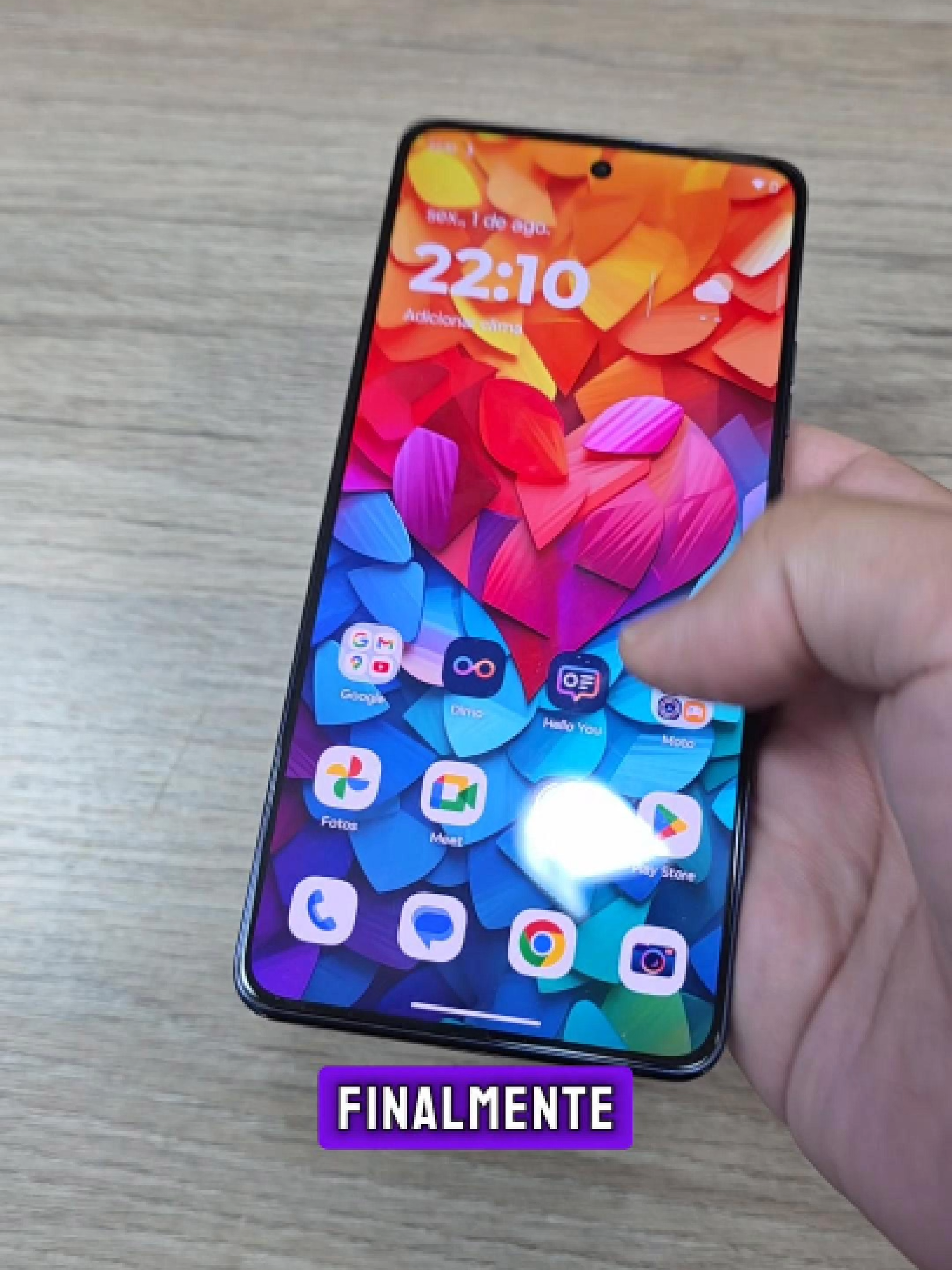 Finalmente o Moto G86 5G chegou! E ele tá bom demais! Com Dimensity 7300, 8GB de RAM e 256GB de Armazenamento, ele traz a mesma performance do Edge 50 Neo. E tem tela P-OLED de 6,7 polegadas com brilho de 4500 nits e 120Hz. Vem ainda com bateria de 5200 mAh, carregador de 33W e câmera principal de 50MP! . . . . #motog86 #motorolaa