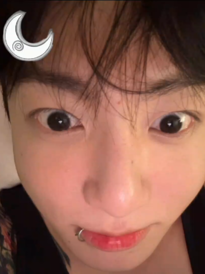 الشمس والقمر 🥹🤏🏻 #taekook #jungkook #taehyung #kookv #اكسبلور #تايكوك #تاي #جونغكوك #سـلر #explore #taekookloving #fypシ #taekook_is_real #بتس #fypシ゚viral #bts #viral #taekook 