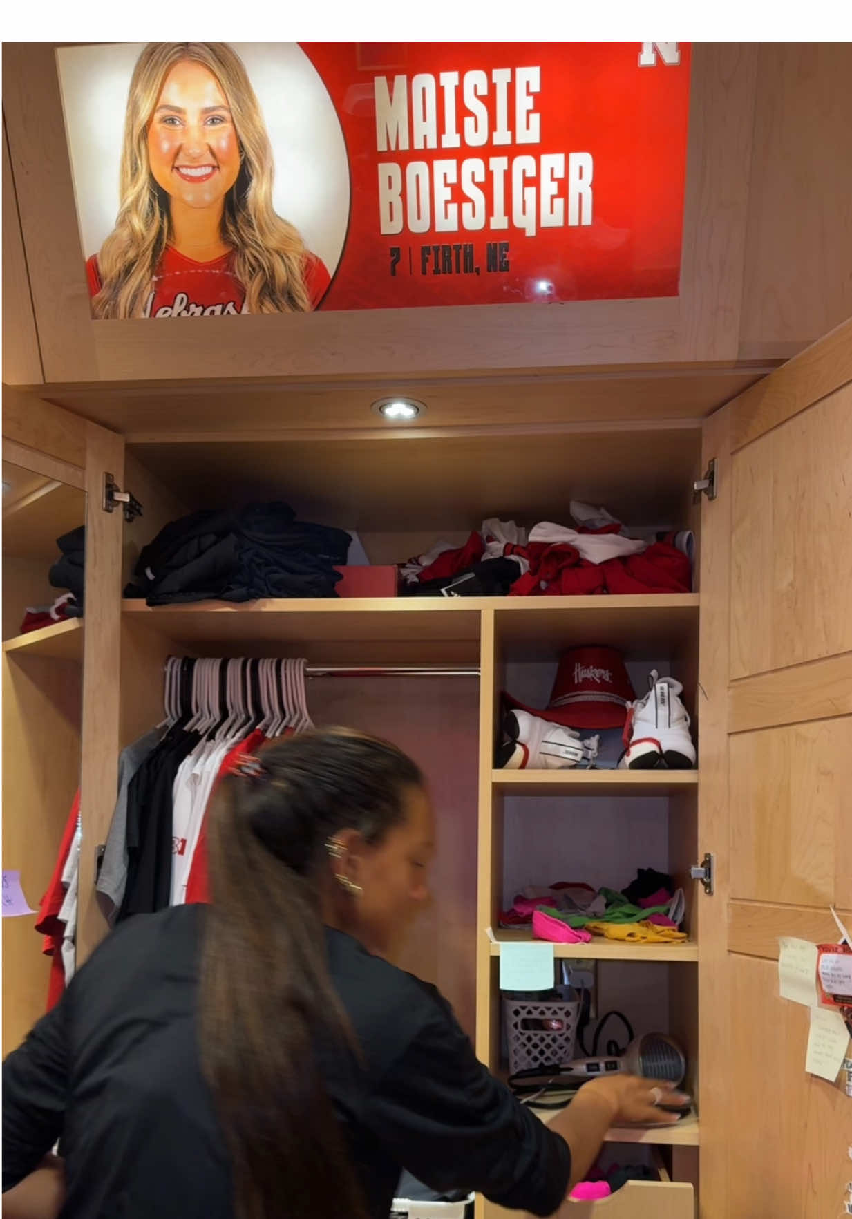 @harpermurray long awaited locker cleaning!! #volleyball #college #athlete #team #bff #bestfriend #funny #clean #organize 