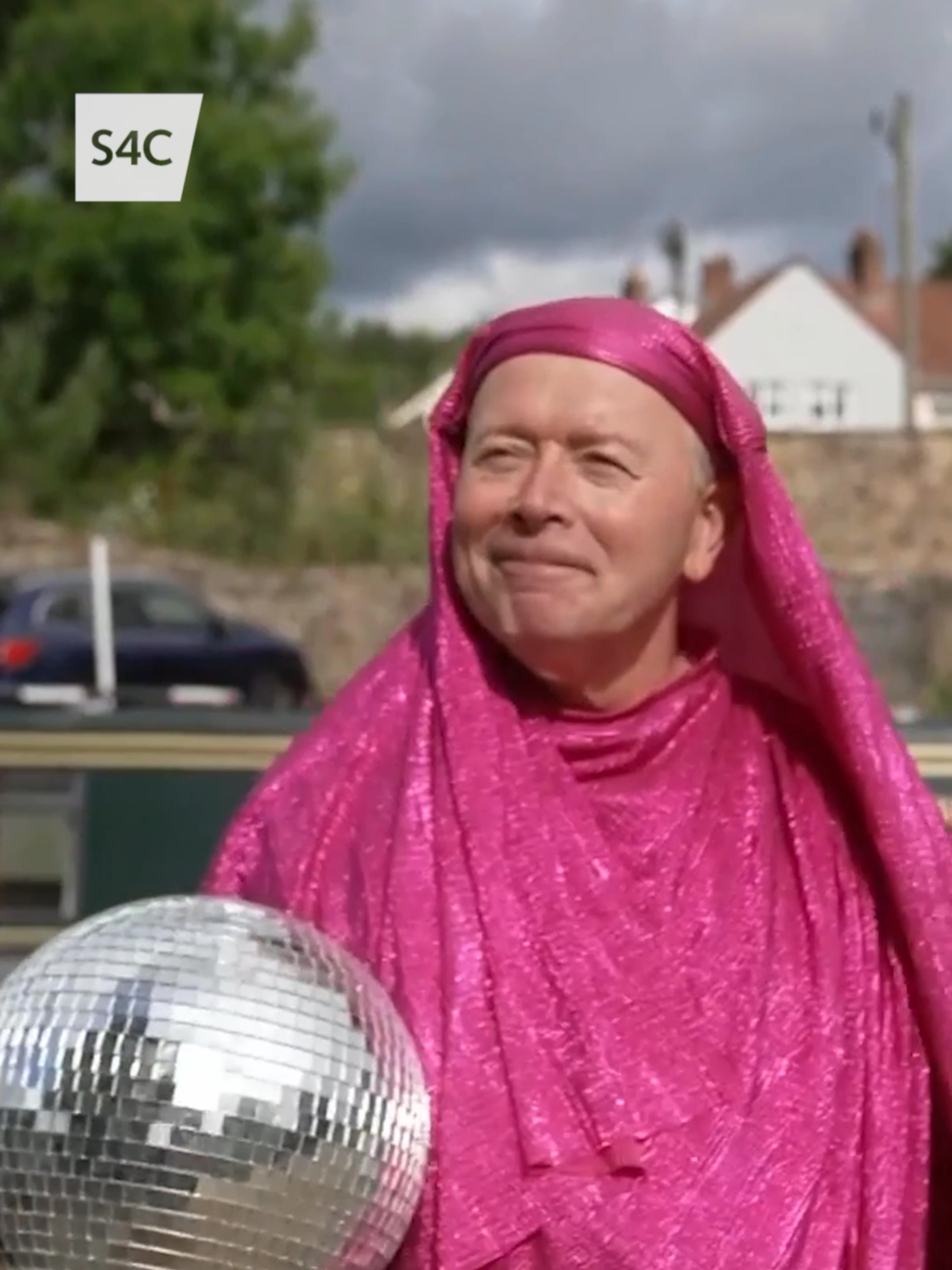 Diwrnod 2, a Stifyn Parri yn cyrraedd mewn…. cwch camlas?! 👀 We can always count on Stifyn to be ✨extra ✨ #steddfod2025