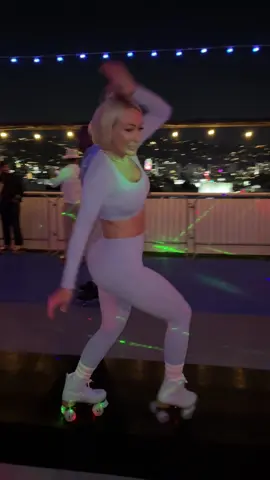 Rate my skating skills 1 - 10 🛼🤣🍑 @Mellanie Monroe @Melrose Rooftop Theatre @Bucket Listers 🌎 @LosAngelesBucketList #rollerskating #foryoupage 