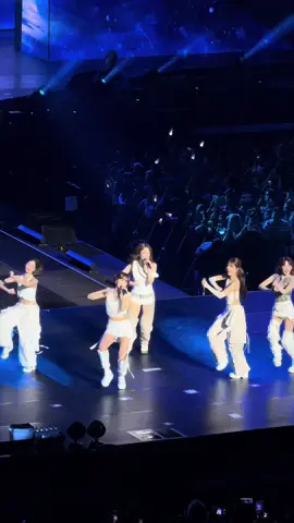 Blue flame :> #lesserafim #lesserafimtour #lesserafimworldtour2025 #lesserafiminmanila #kpop #kpopconcert #kazuha #chaewon #yunjin #sakura #eunchae #fyp #viral #blueflame #lesserafimblueflame 