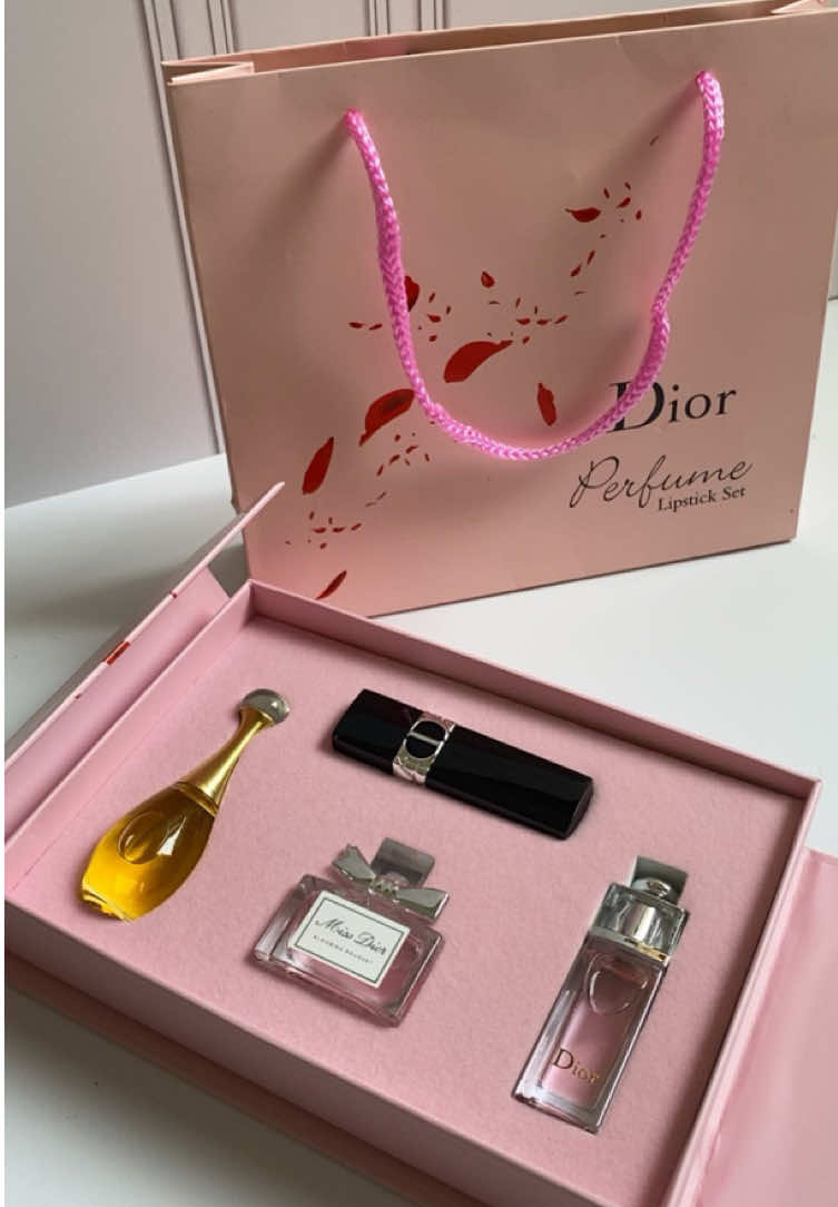 ✨ Box Dior ultra féminine ✨ 3 miniatures  : 💛 J’adore Dior 💗 Miss Dior 💖 Dior Addict un rouge à lèvres rouge sang 🔥 Le tout dans un coffret chic rose poudré 🎀 🎁 Le cadeau parfait pour sublimer chaque moment. #Dior #BoxDior #MiniaturesDior #RougeALevres #CoffretLuxe #ParfumAddict #MissDior #JadoreDior #CadeauParfait #TikTokDz #glowupbysherry #setif______19سطايفي_يا_خالي 