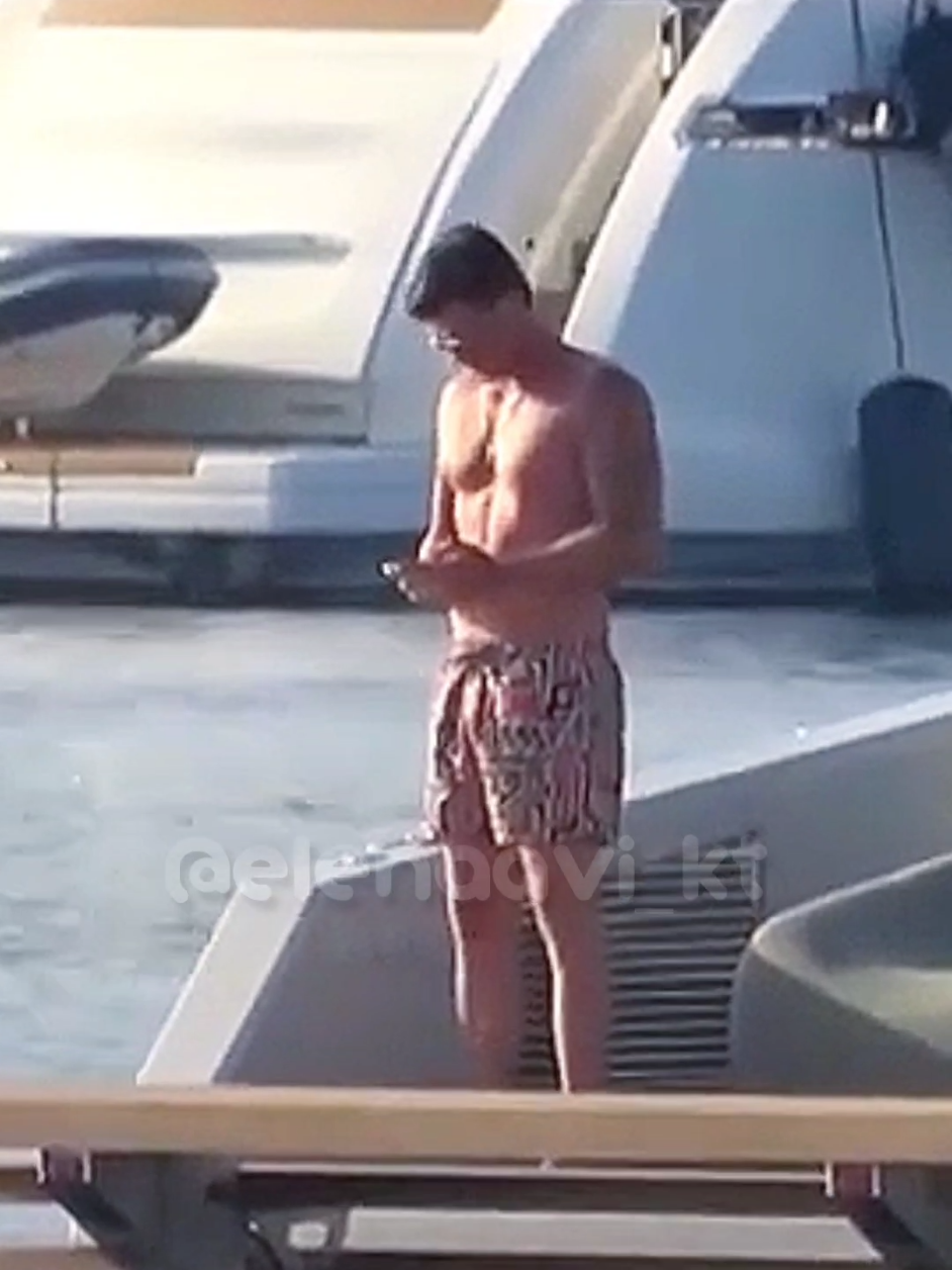 He was calling me... 😅😜😎💘 #kivançtatlitug #kivanctatlituğ #kivanctatlitug #KıvançTatlıtuğ   #Bodrum2025 #serieturche #turkishseries #turkishactor #turkishdrama #charisma #beauty #actor #Summer #fyp #summer2025 #Yalıkavak #new 