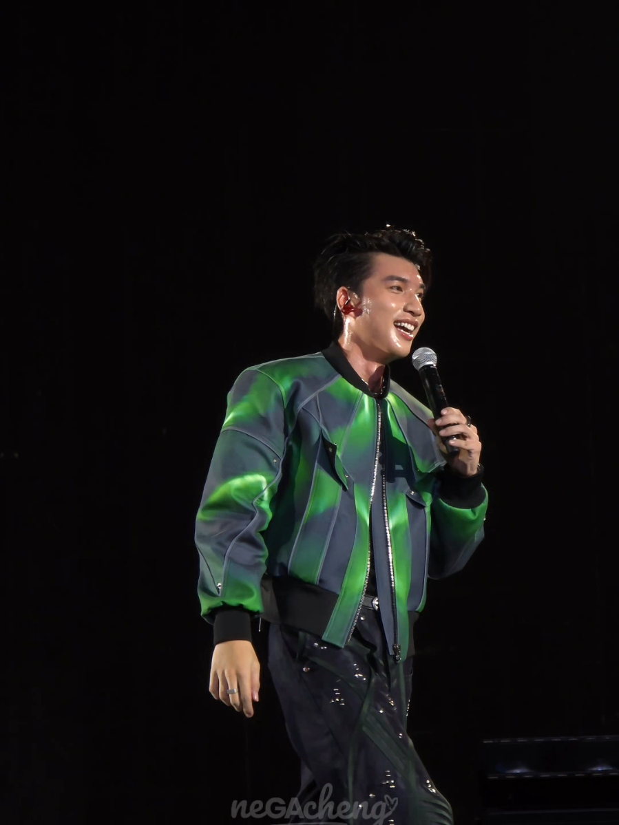 Hiếu: bây giờ muốn hát bài gì? Ở dưới: TRÌNH :)))))))) ai bỉu hỏi chi trời :))) #hieuthuhai #starbucksconcert #sirencalling 