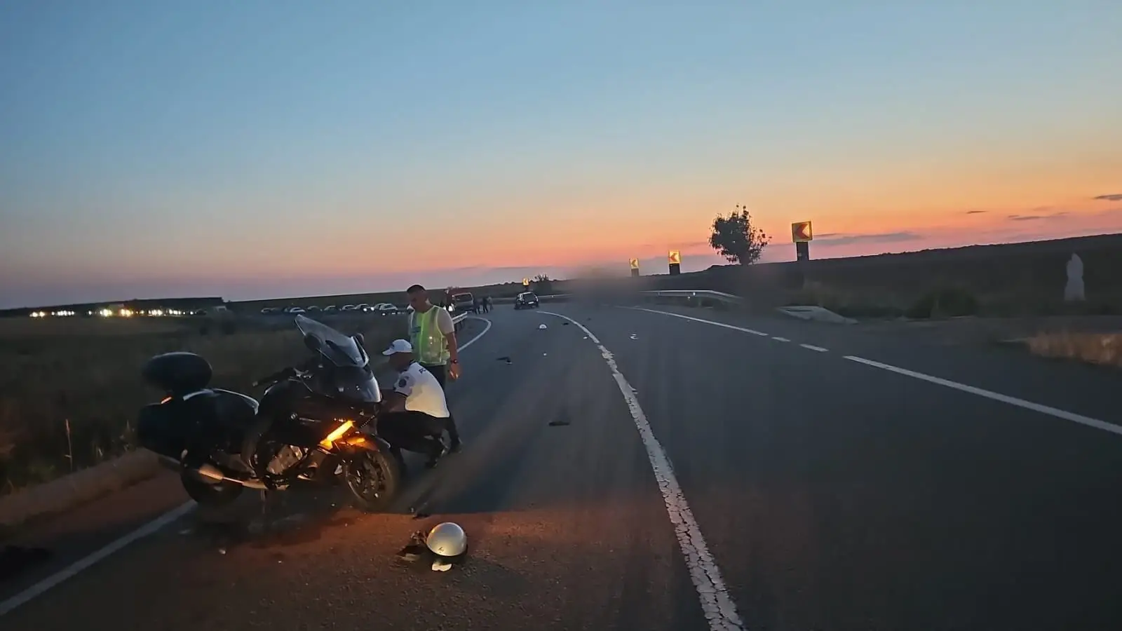 *ACCIDENT RUTIER ÎN AFARA LOCALITĂȚII PODARI* În seara zilei de 2 august a.c., Inspectoratul de Poliție Județean Dolj a fost sesizat cu privire la faptul că, pe DN 56, în afara localității Podari, s-a produs un accident rutier.  La fața locului s-au deplasat polițiști din cadrul Serviciului Rutier Dolj care au stabilit faptul că între localitățile Podari și Radovan, într-o curbă, a avut loc o coliziune între două autovehicule, o motocicletă condusă de un bărbat, de 59 de ani, din orașul Balș, județul Olt și un autoturism condus de un bărbat, de 55 de ani, din municipiul Băilești. În urma evenimentului rutier, motociclistul a necesitat îngrijiri medicale, fiind transportat la o unitate medicală. Conducătorul autoturismului a fost testat cu aparatul alcooltest, rezultatul fiind negativ, în cazul motociclistului urmând a-i fi recoltate mostre biologice.  În cauză, poliţiştii au întocmit dosar penal sub aspectul săvârşirii infracțiunii de vătămare corporală din culpă, cercetările fiind continuate pentru stabilirea cu exactitate a împrejurărilor în care s-a produs evenimentul.