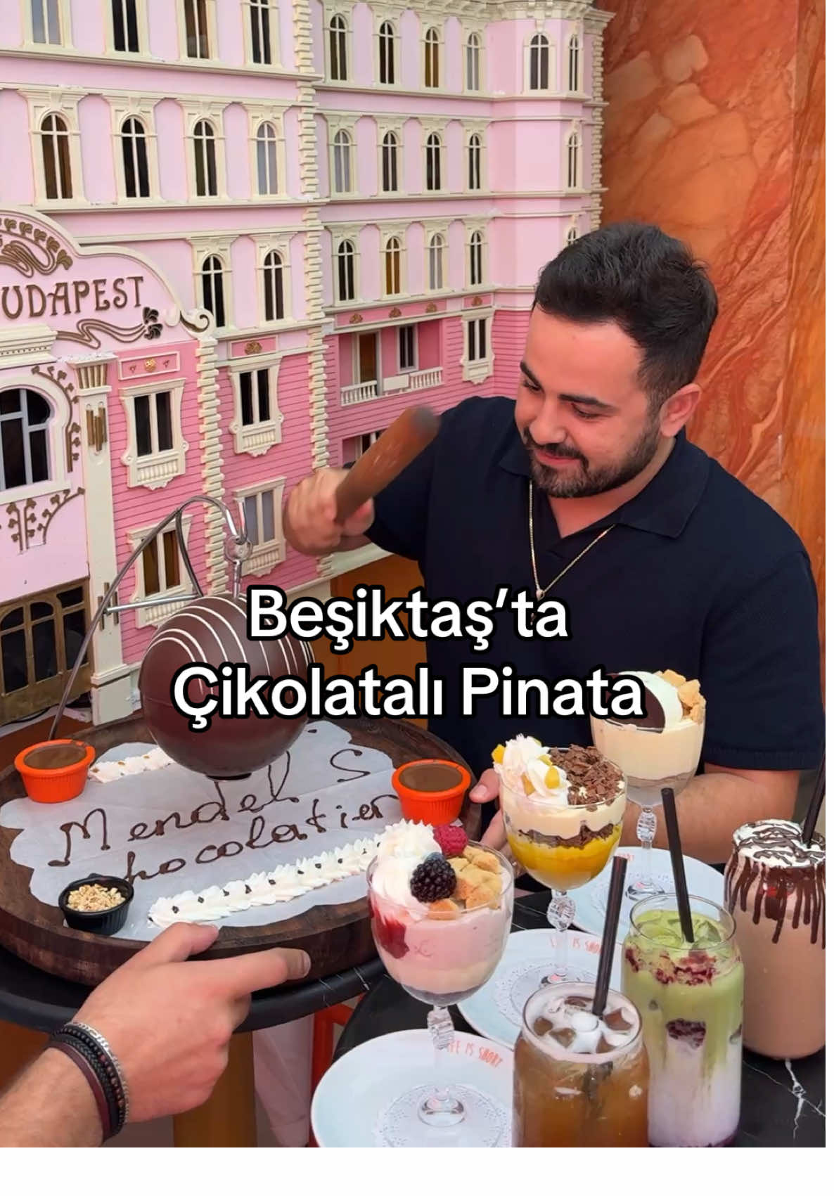 Çikolatalı tatlı seven arkadaşlarla buluşup Beşiktaş Akaretler’de bulunan Mendels ‘e geldik #ortaklık 😋 burada özel günlerinizde kutlama için Pinata tatlısı tercih edebilirsiniz, içi dolu dolu ve 4 kişiye yetecek miktarda, ayrıca cup tatlılar seviyorsanız buradakiler mutlaka deneyin ben Mango limonluya bayıldım, matcha sevmiyorsanız da buradaki Strawberry Matcha Latte size matchayı sevdirecek 😍 Pinata (4 Kişilik) 1050₺ Cup Tatlılar 380 / 390₺ Matcha Latte 280₺ - #istanbul #beşiktaş #akaretler #tatlı #çikolata
